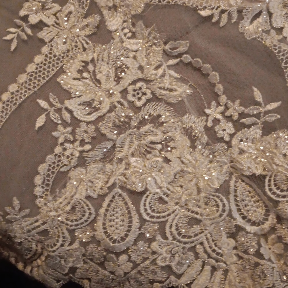 Never worn Wedding Gown size 3 Brand unknown overall length is approx 90" - Picture 7 of 7